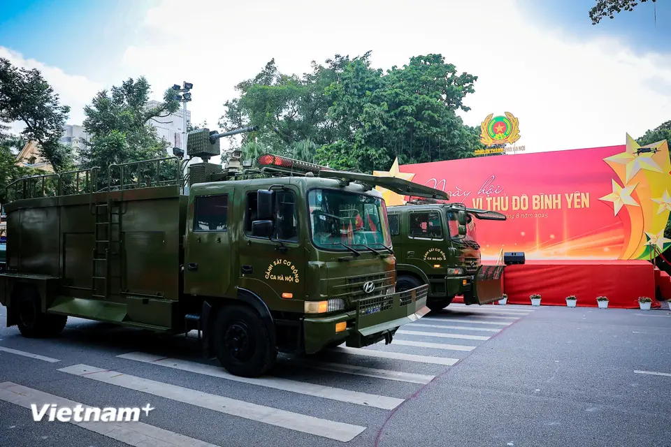 xe phun nước chống bạo loạn